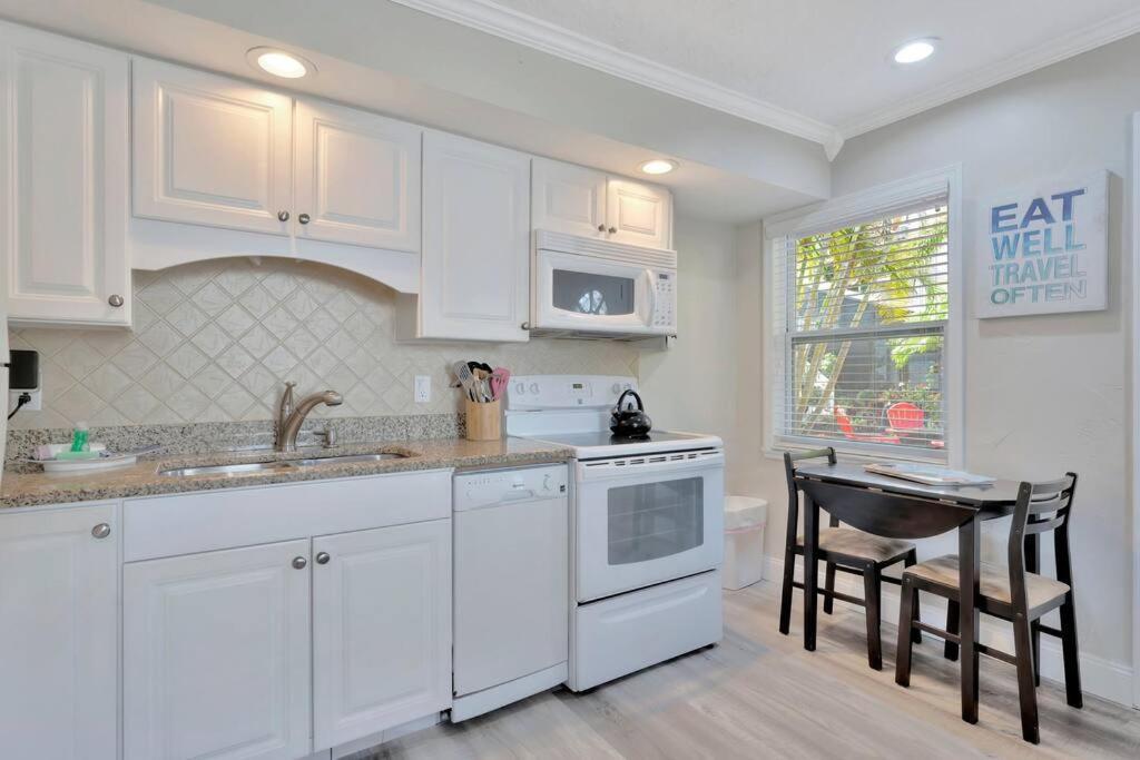 Sea Gem One Bed One Bath Charmer Steps To Beach Bradenton Beach Exterior photo